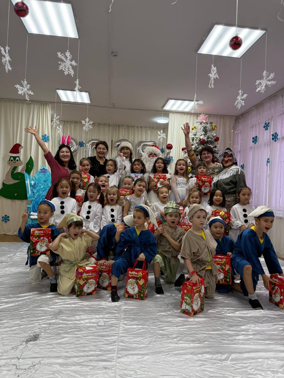 Предшкольная группа "Солнышко" Новогодний утренник